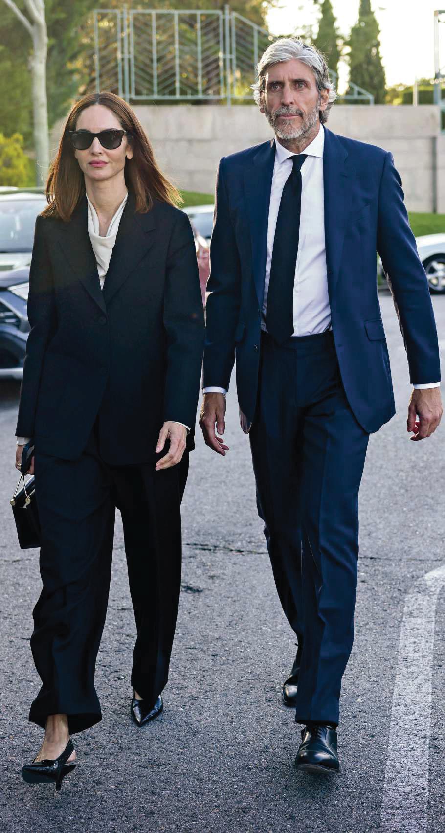 EUGENIA SILVA Y ALFONSO DE BORBON despiden al padre de él rodeados de familia y amigos