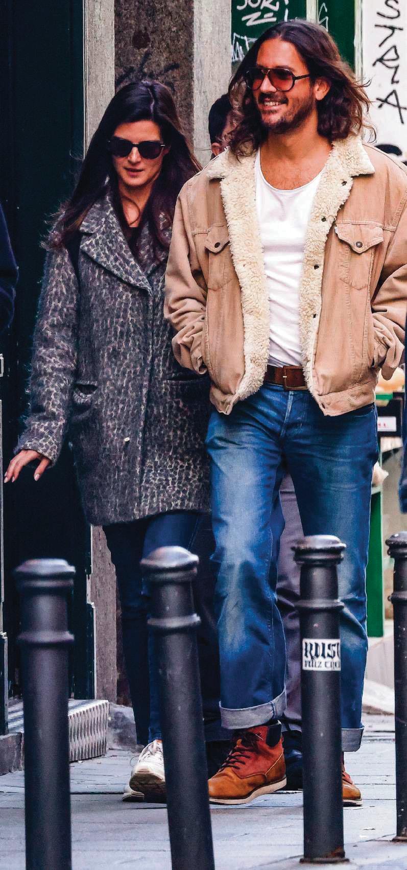 CLARA LAGO feliz al lado de José Lucena