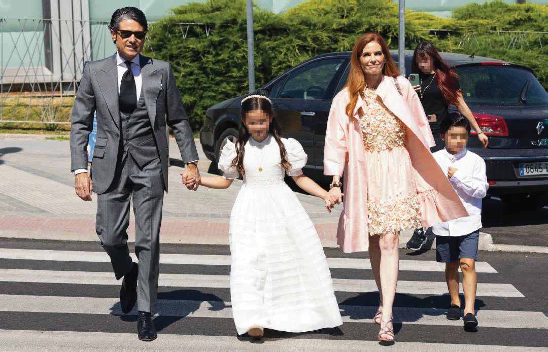 OLIVIA DE BORBÓN recupera la sonrisa en la Comunión de su hija