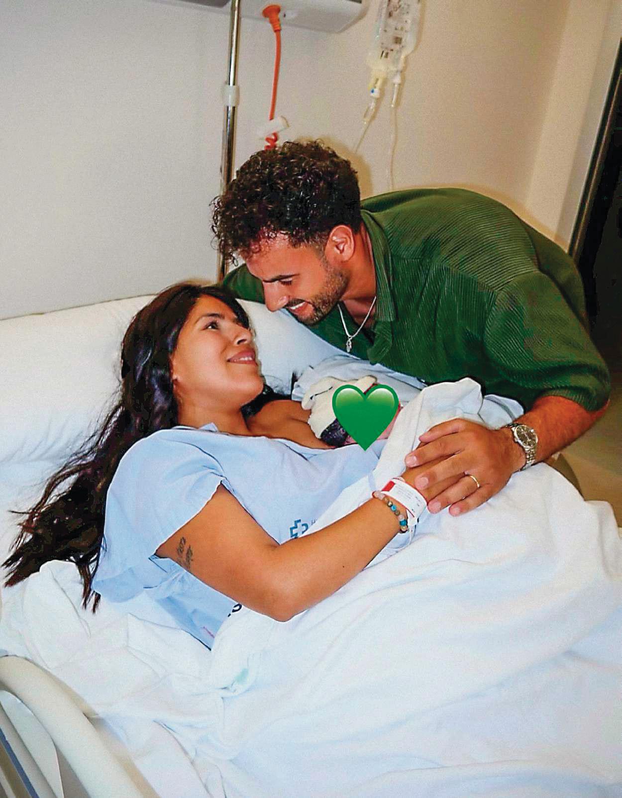 ISA PANTOJA y Asraf Beno ya tienen a su hijo en brazos