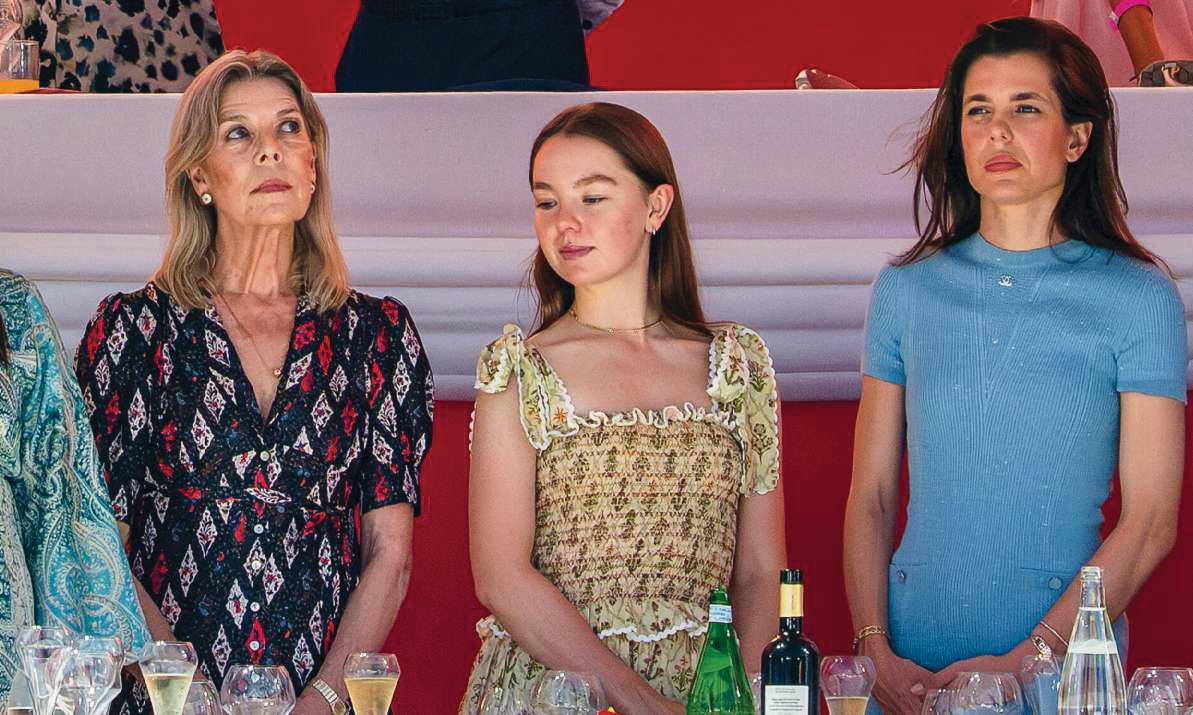 CAROLINA Y ESTEFANÍA Rodeadas de sus respectivas familias