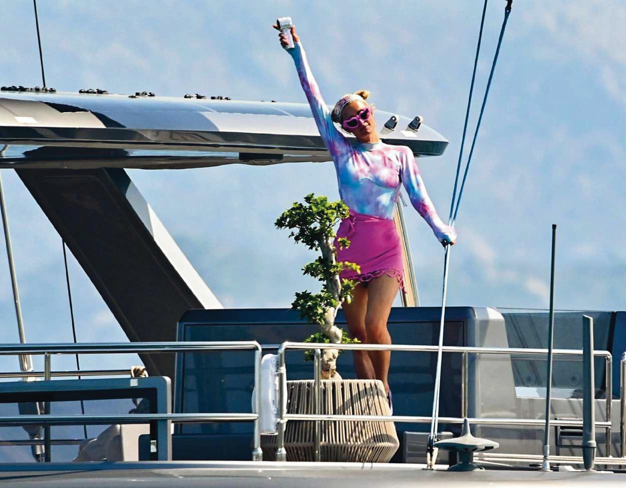 PARIS HILTON verano en rosa