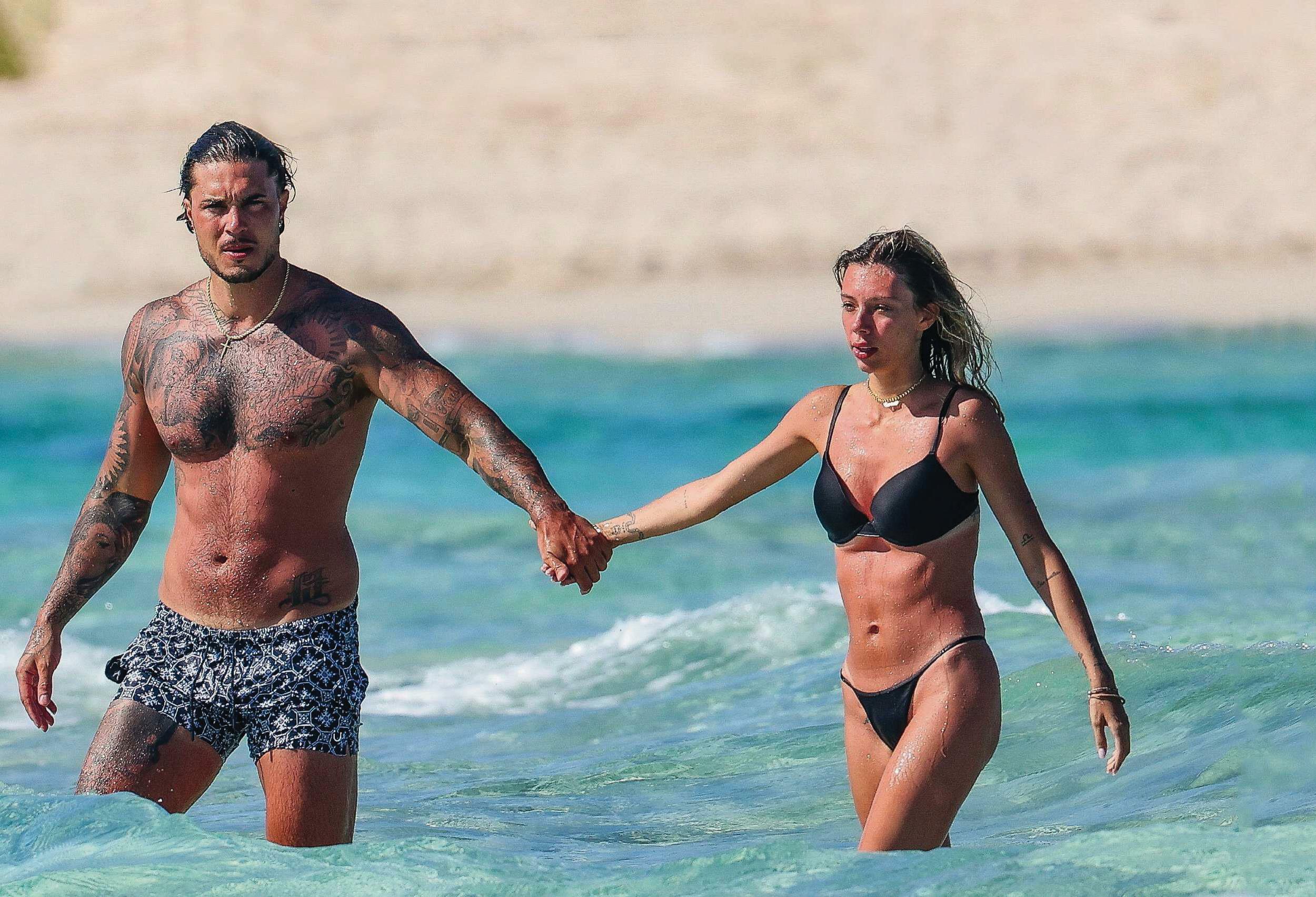 ALEJANDRA RUBIO Y CARLO COSTANZIA mucho amor en sus polémicas vacaciones con Mar Flores