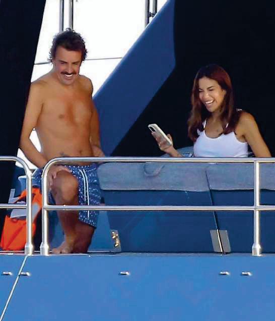 FERNANDO ALONSO - navegando con Melissa Jiménez y sus hijos