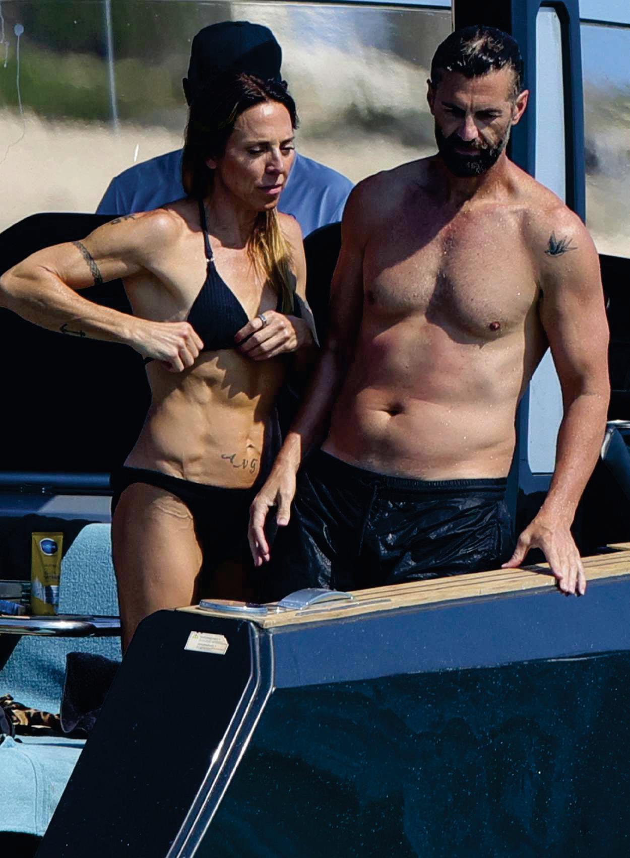 MEL C presume de músculos y de amor en Ibiza