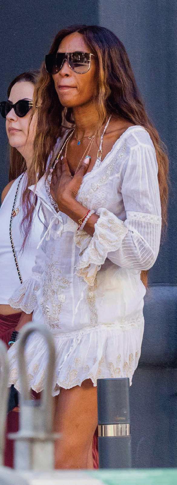NAOMI CAMPBELL de compras por Ibiza