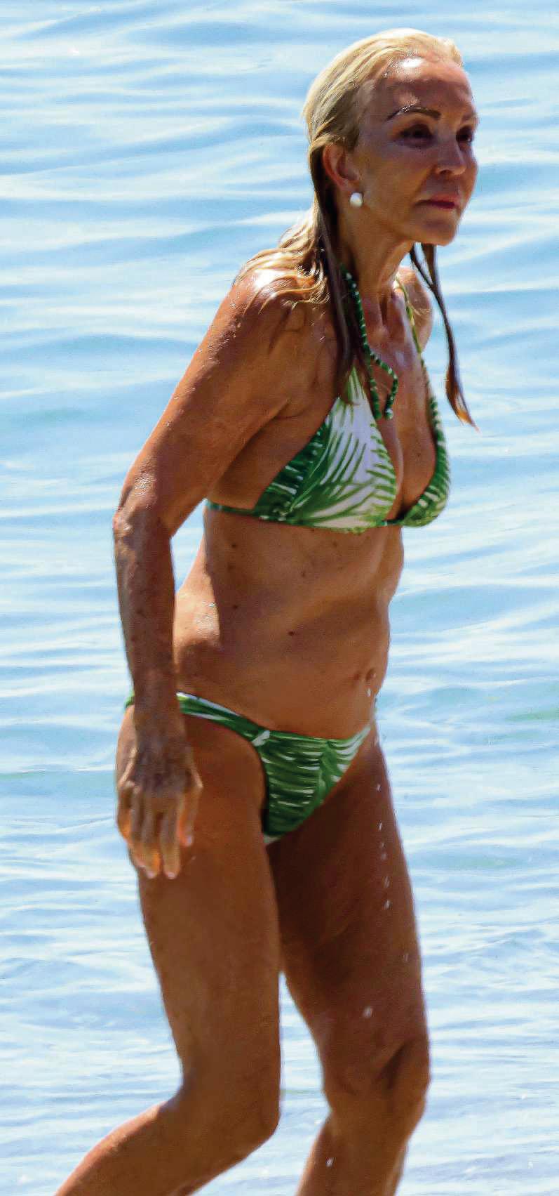 CARMEN LOMANA dice adiós al verano en Marbella
