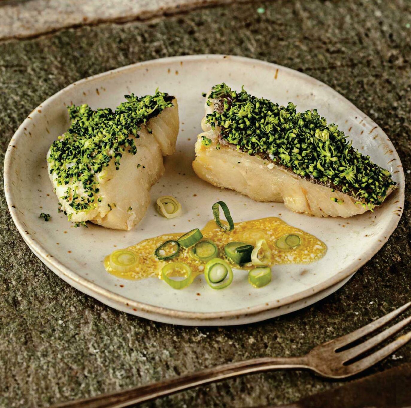 Bacalao confitado con costra de brécol