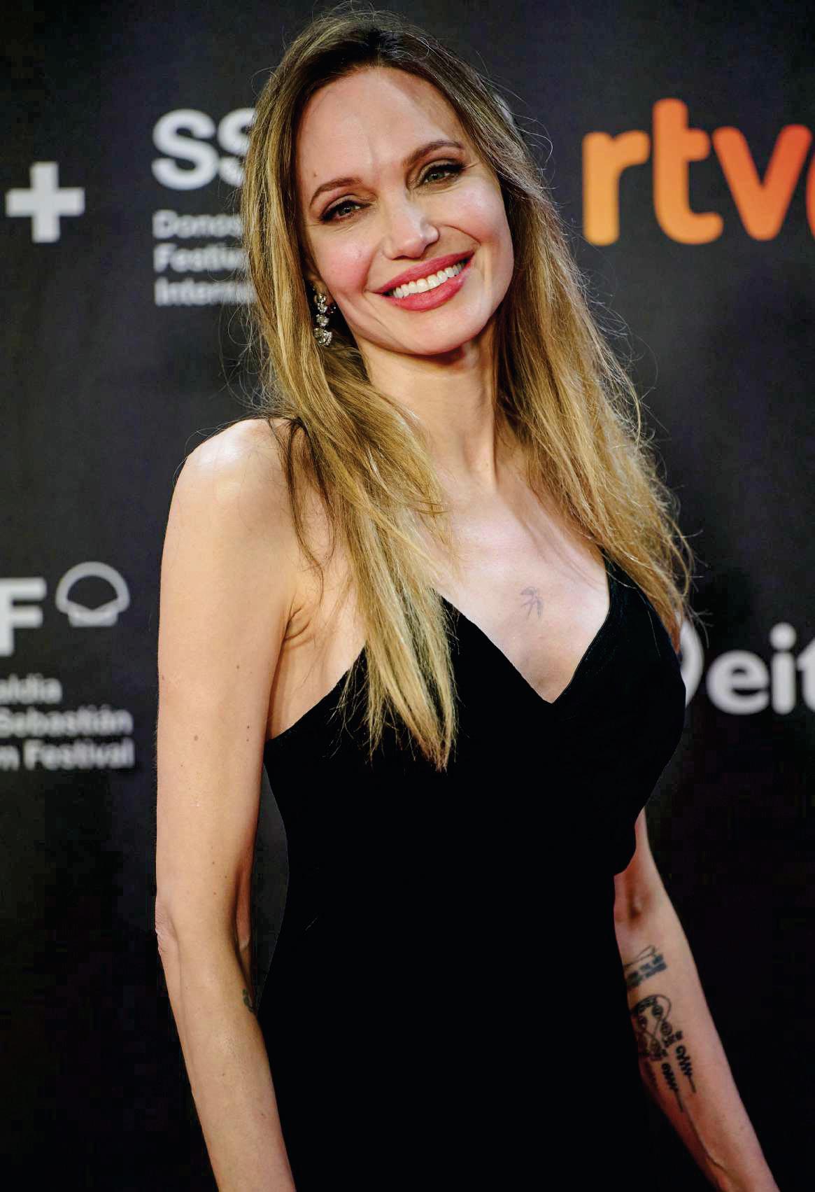 ANGELINA JOLIE Contra el cáncer de mama en Donostia