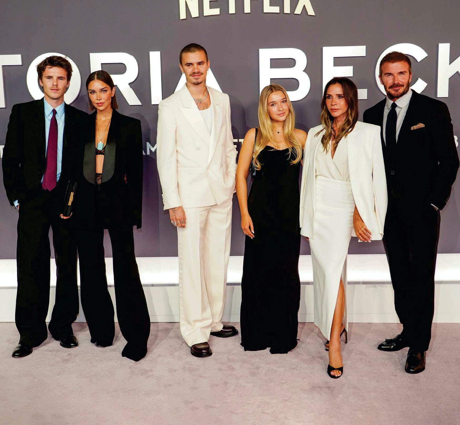 VICTORIA BECKHAM Se rodea de su familia en el estreno de su serie