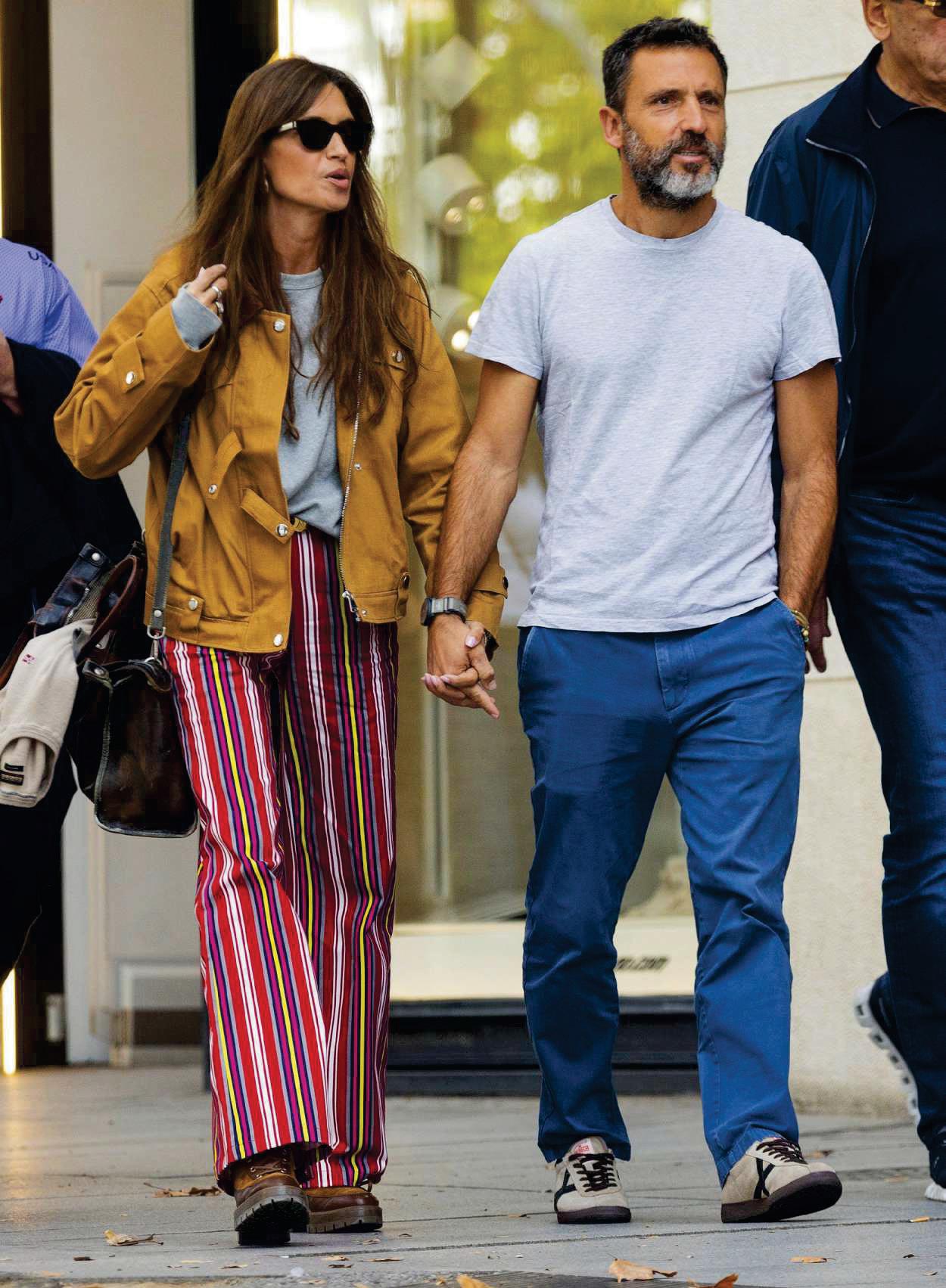 SARA CARBONERO romántico paseo en su primer aniversario