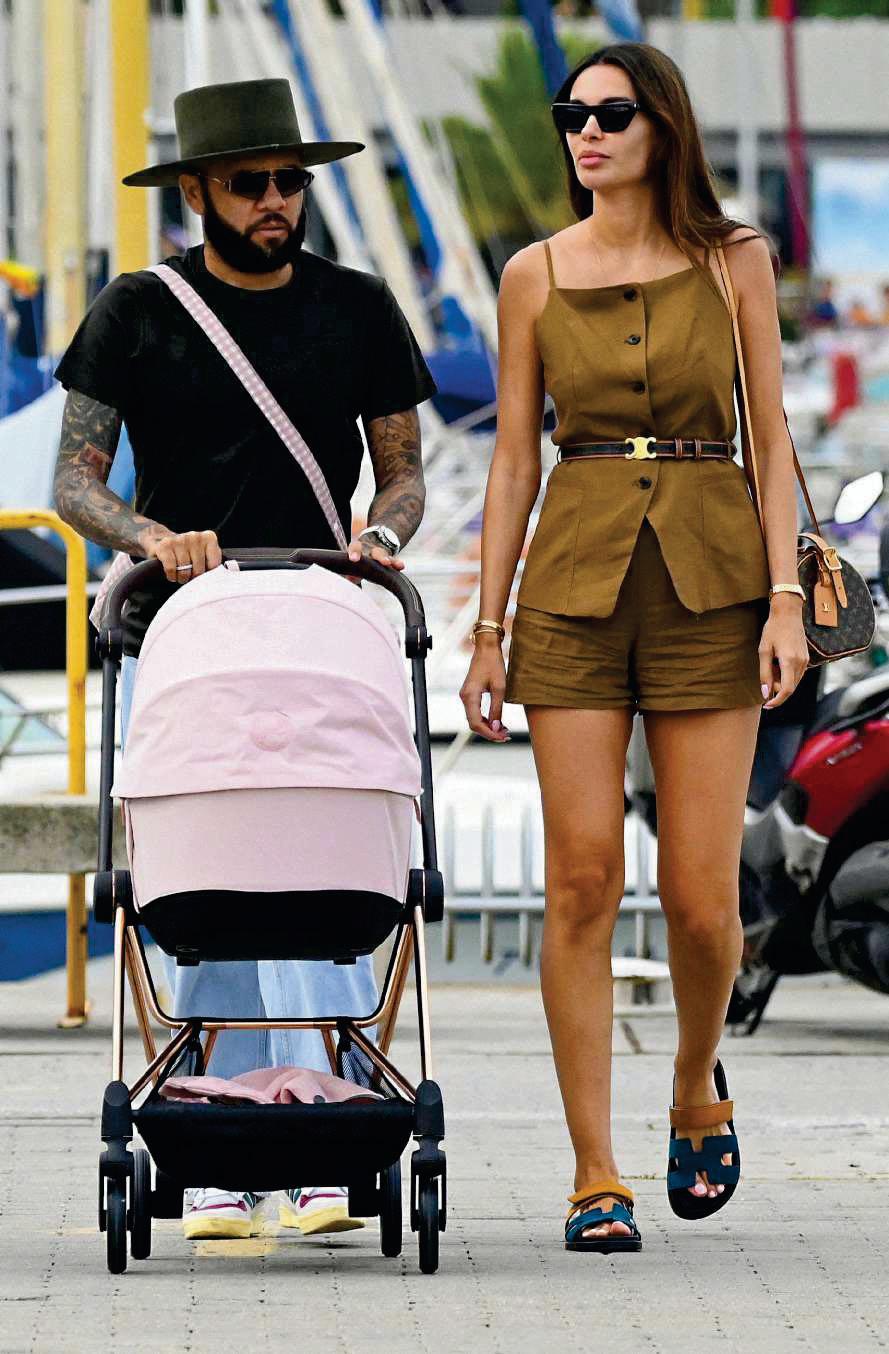 DANI ALVES Y JOANA SANZ primer paseo con su bebé
