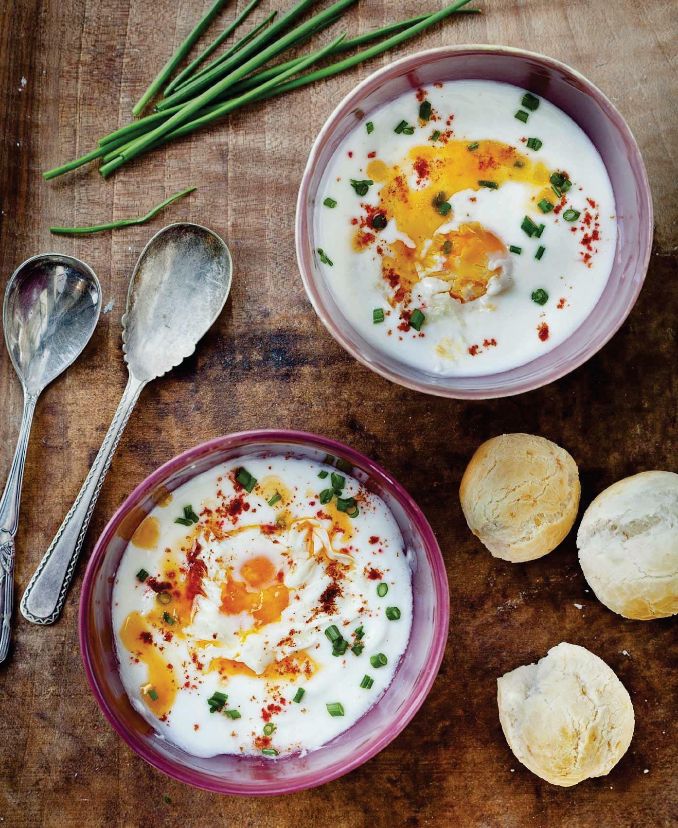 Huevos poché con yogur