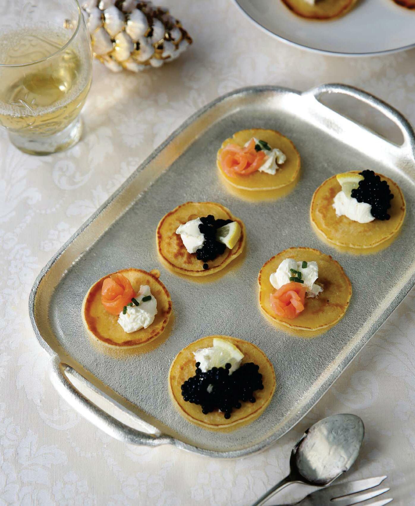 Blinis de caviar y salmón