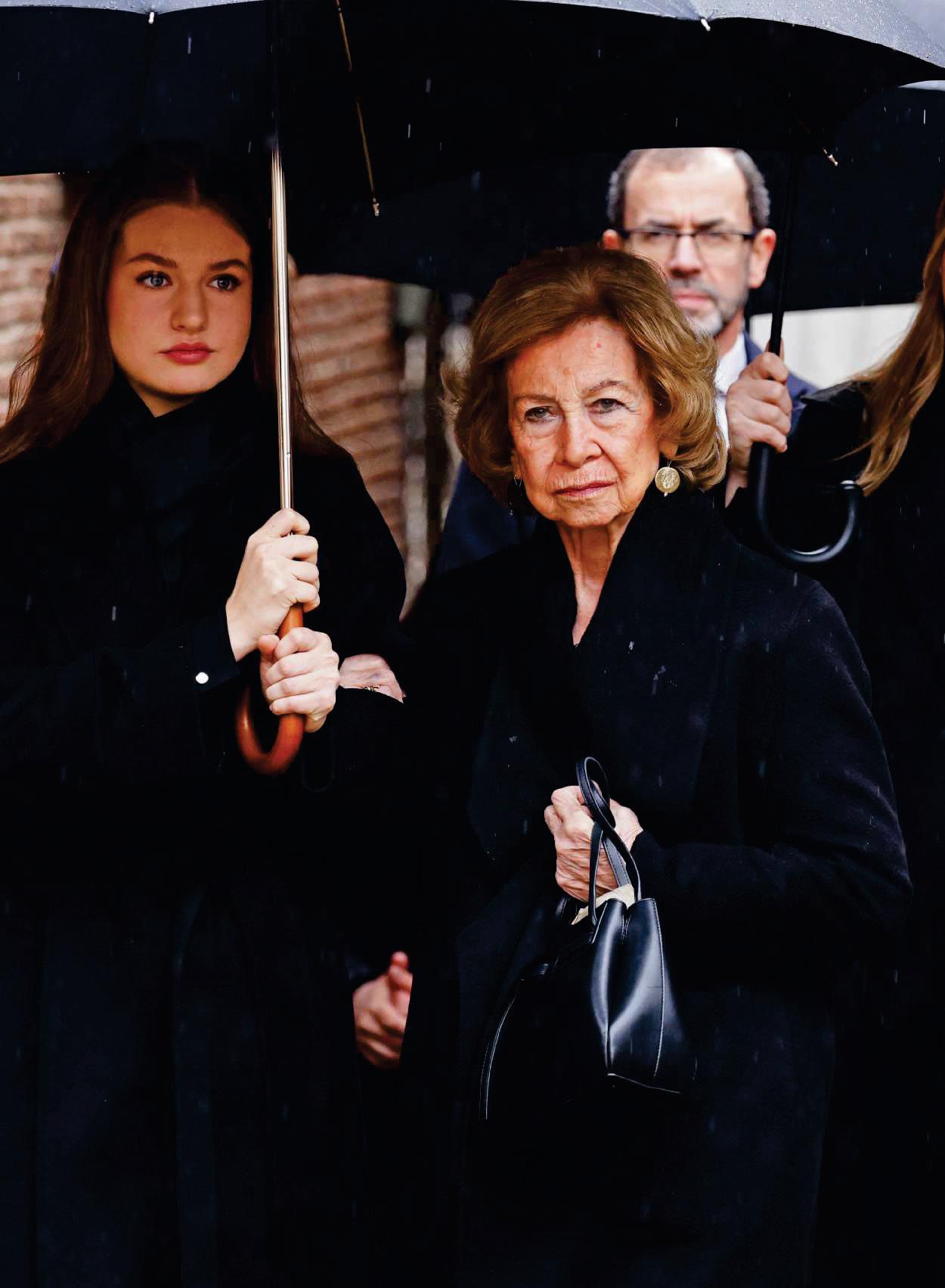 LEONOR Y SOFÍA arropan a su abuela la reina emérita