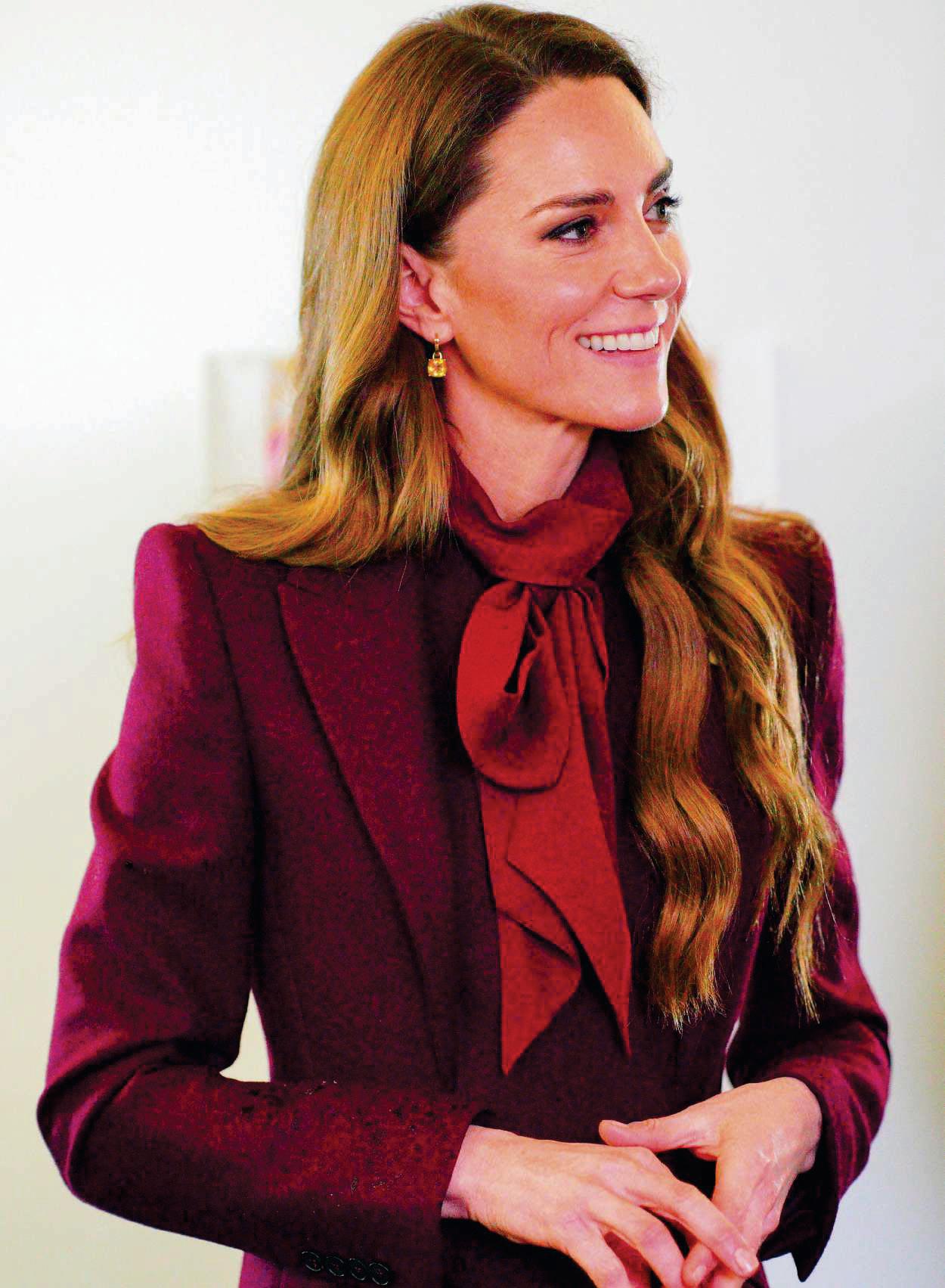 KATE MIDDLETON amabilidad y sonrisas para capear el temporal
