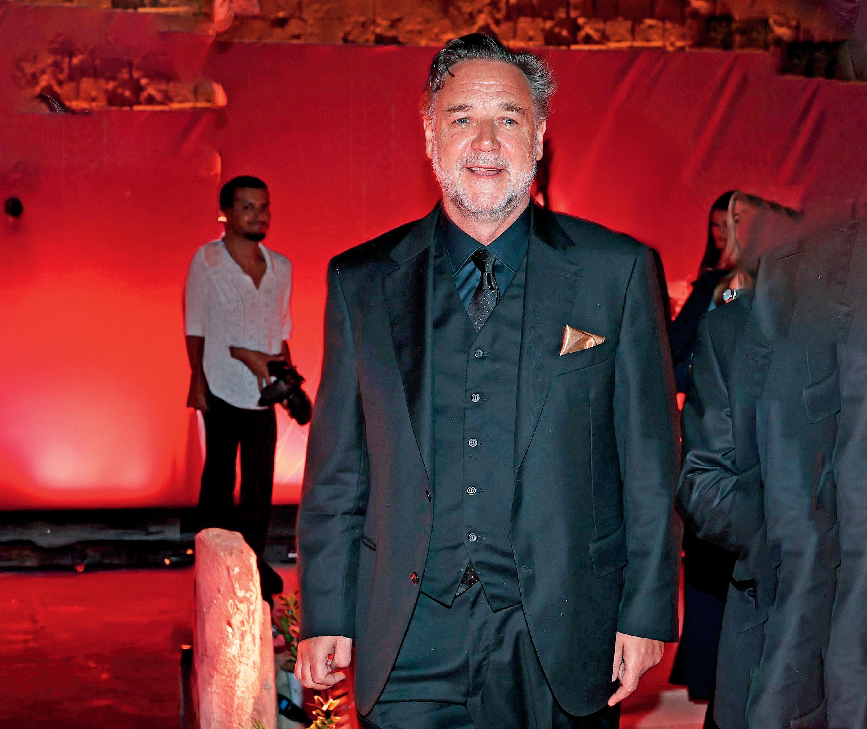 RUSSELL CROWE SHEDDING FOR THE WEDDING!