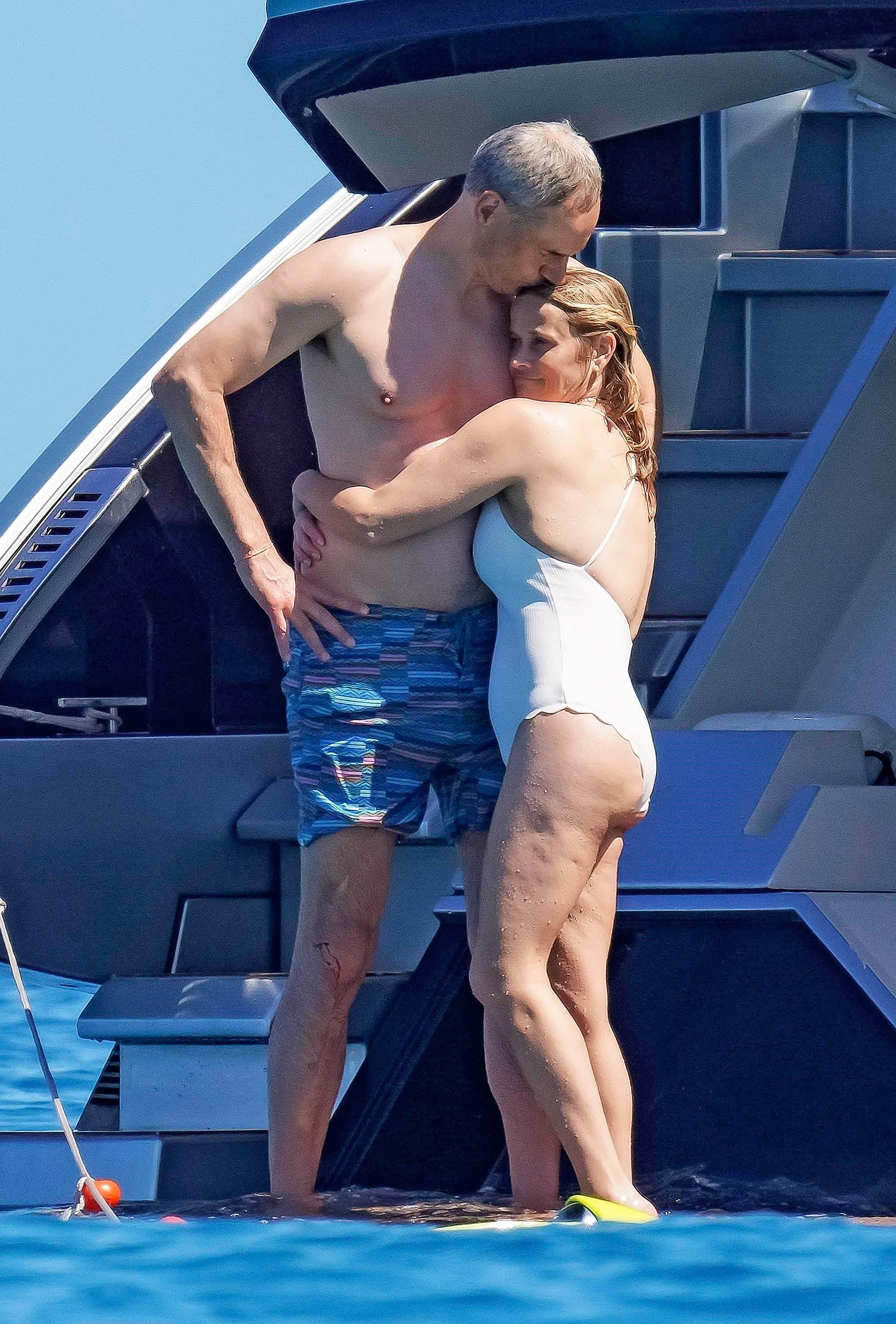REESE WITHERSPOON Heating up
