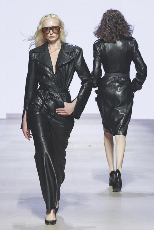 MOSKOVA MODA HAFTASI'NDA EMRE ERDEMOGLU GÜCLÜ VE SEKSİ BİR DURUŞ