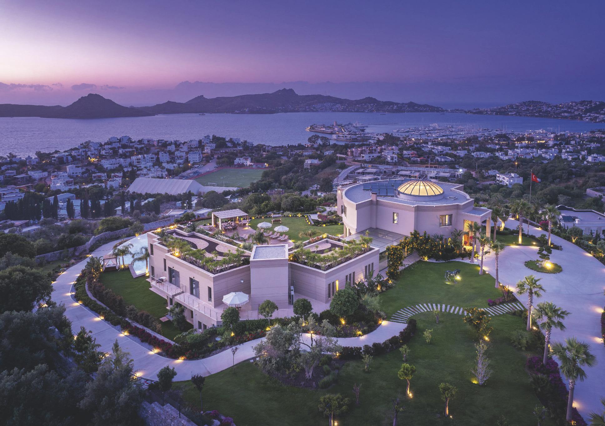 BODRUM'DA LÜKS VE DOĞANIN BİRLİKTE OLDUĞU AILLA YALIKAVAK ETKİLEYİCİ GÜN BATIMLARI SUNAN BİR YAŞAM