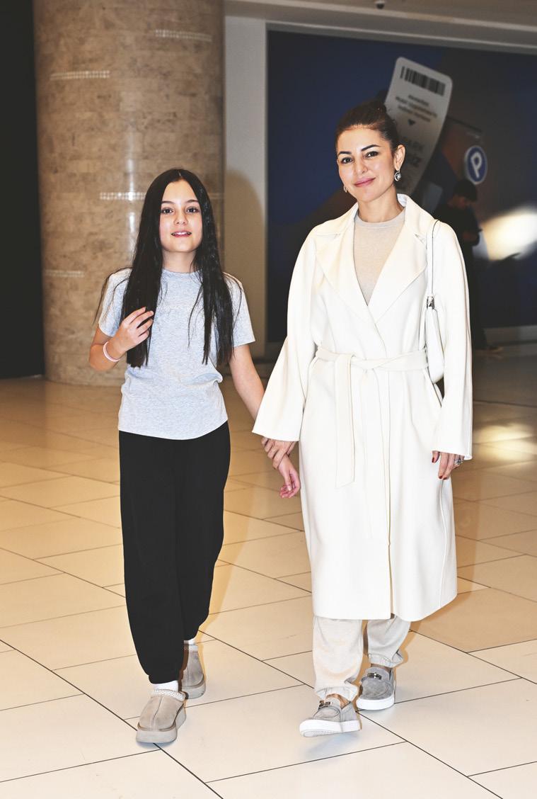 ESRA - RUZENIN ÇEVIK SEHRİN İCİNDE ANNE-KIZ KEYFİ