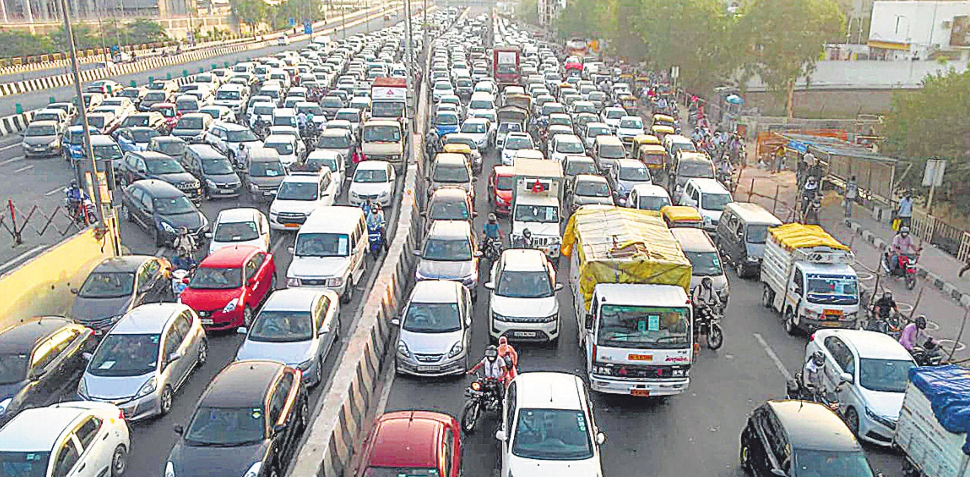 दिल्ली-गाजियाबाद सीमा पर भीषण जाम
