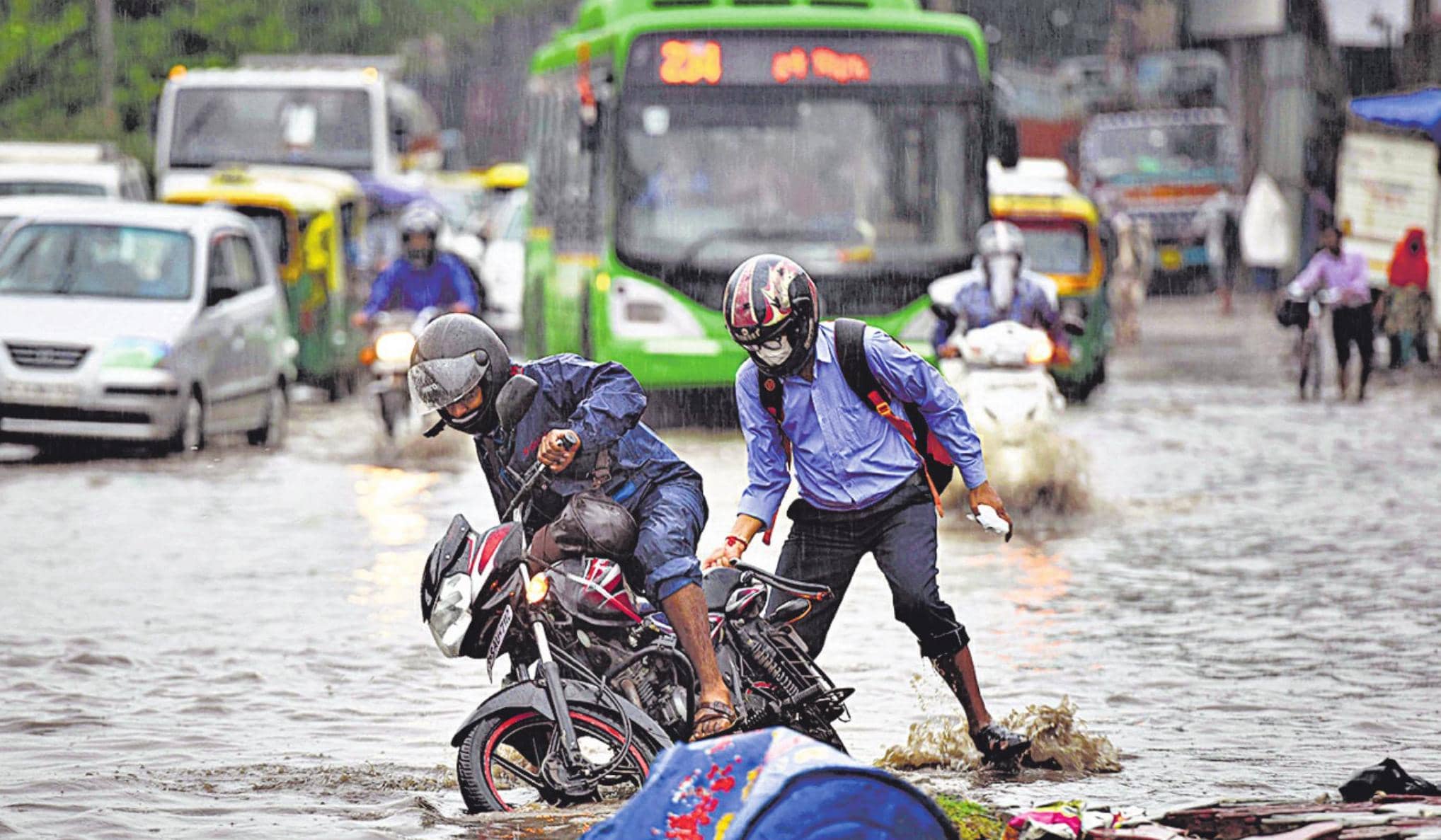 राजधानी की रफ्तार पर बारिश का ब्रेक