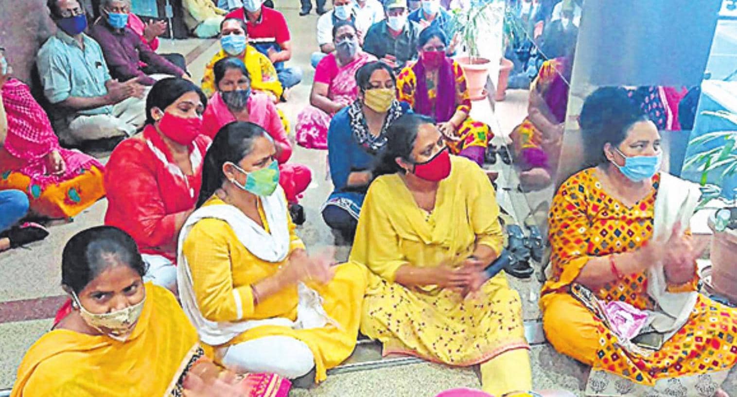 वेतन के लिए निगमकर्मियों ने मोर्चा खोला