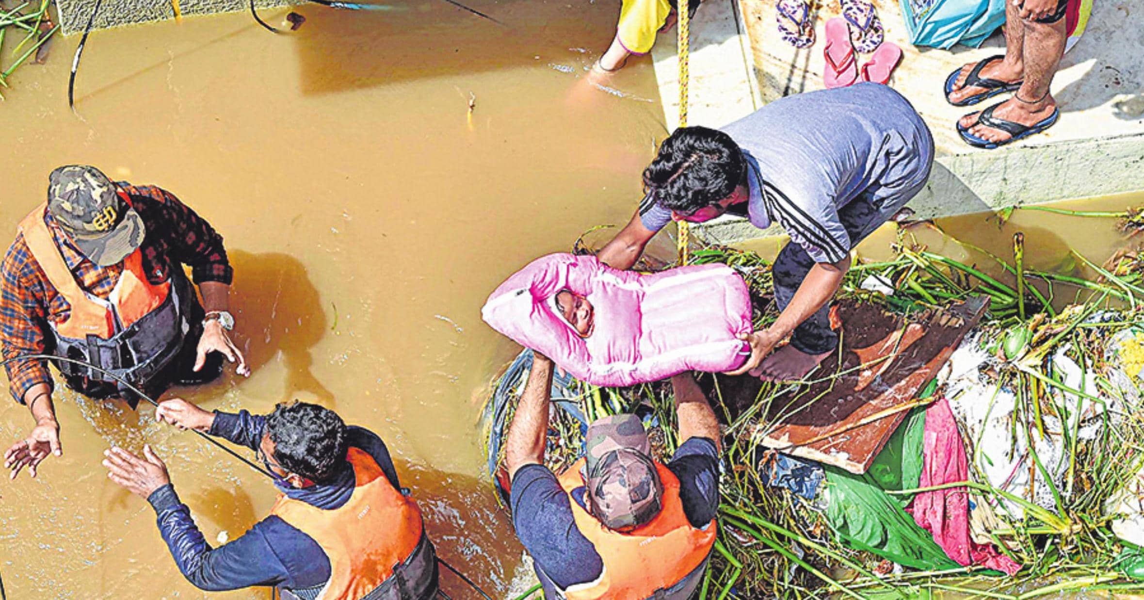 हैदराबाद बारिश से बेहाल,कर्नाटक में बाढ़