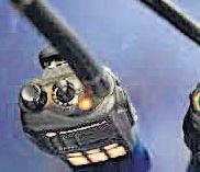 स्टेशन पर भीड़ बढ़ने की जानकारी वॉकी-टॉकी से दे रहे कर्मचारी