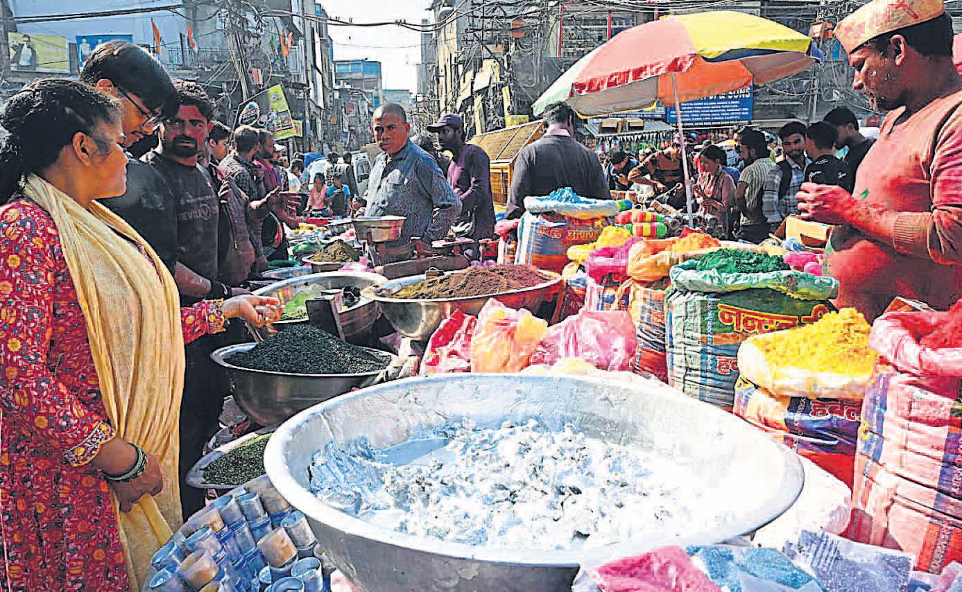 गुलाल से भरे पटाखे-सिलेंडर और बैटरी की पिचकारी बाजारों में छाई