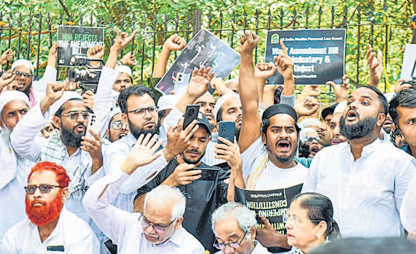 वक्फ विधेयक के विरोध में प्रदर्शन