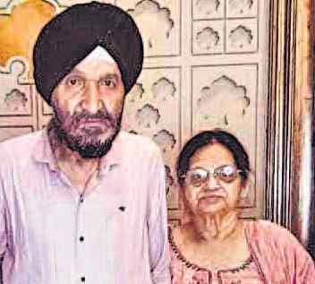 शव घर में पड़े रहे, बगल में रहने वाले बेटों को भनक नहीं लगी