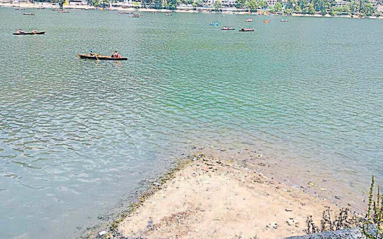 नैनी झील में गिरते जलस्तर से अप्रैल में ही नजर आने लगे डेल्टा
