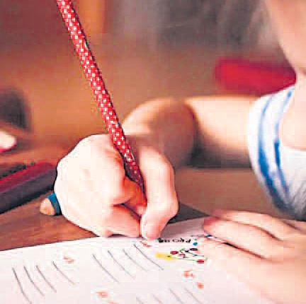 कीबोर्ड की बजाय हाथ से लिखने पर ज्यादा सीख-समझ रहे बच्चे