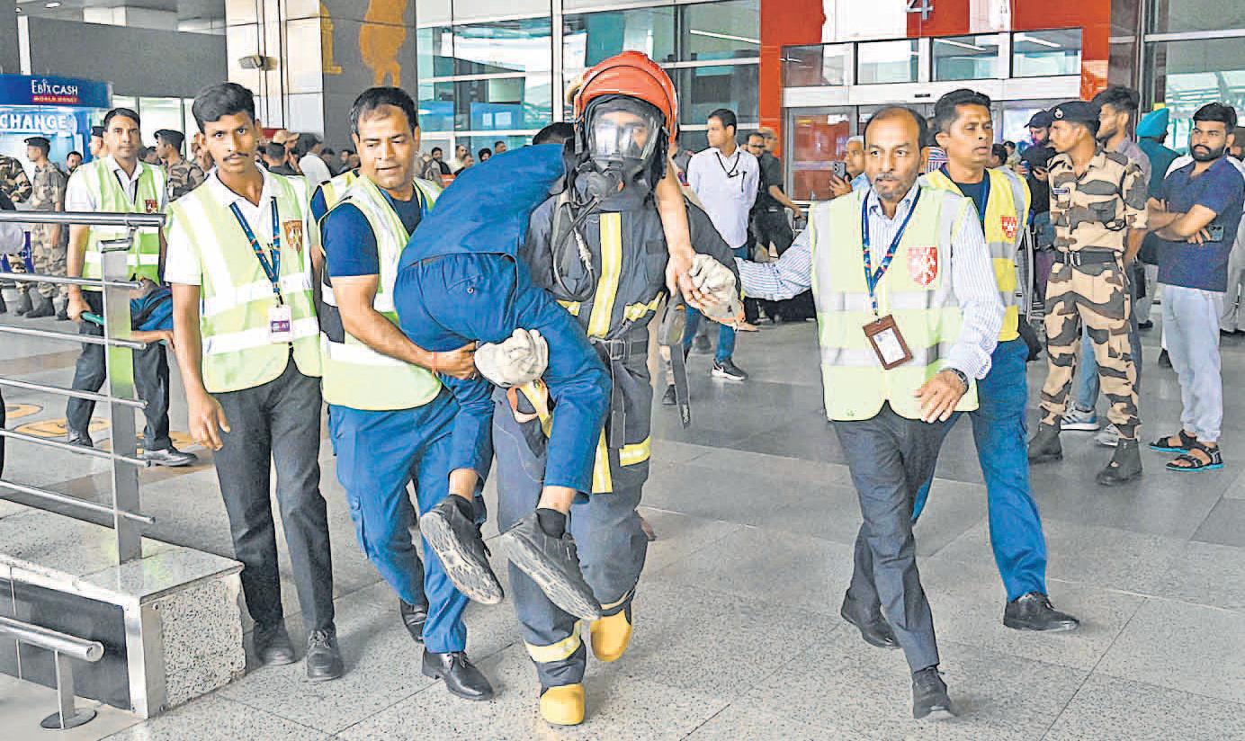 देश में तीन सौ से अधिक उड़ानें रद्द, 25 हवाई अड्डे बंद