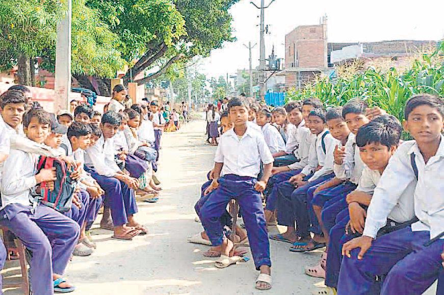 स्कूल में ताला जड़ने से चार घंटे धूप में बैठे रहे बच्चे
