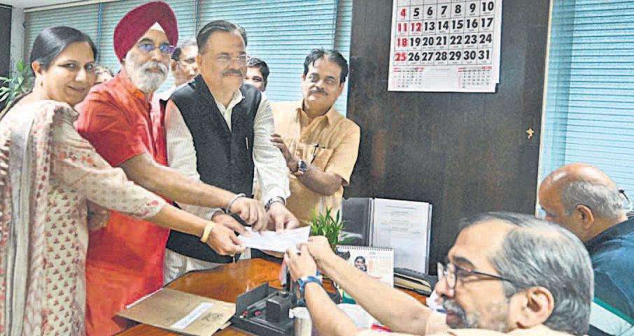 उम्मीदवारों ने पर्चे दाखिल किए, दो जून को फैसला