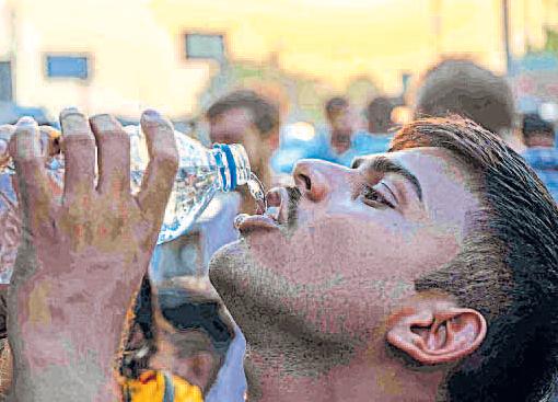 बोतल-पाउच वाला पानी लोगों को बांट रहा बीमारी