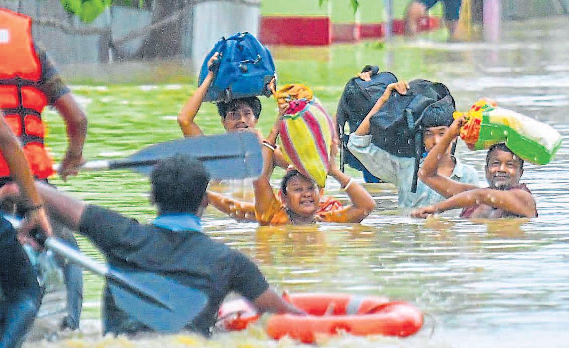 पूर्वोत्तर में भारी बारिश से रेल-सड़क सेवाएं बाधित