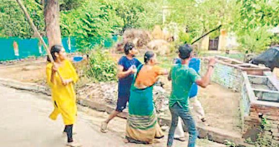 पड़ोसी पर लाठी चलाती दिखीं बिग बॉस प्रतिभागी शिवानी