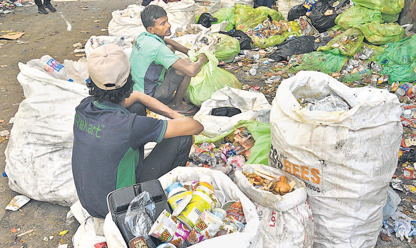ऑनलाइन भोजन मंगाने की आदत के कारण बढ़ रहा प्लास्टिक कचरा
