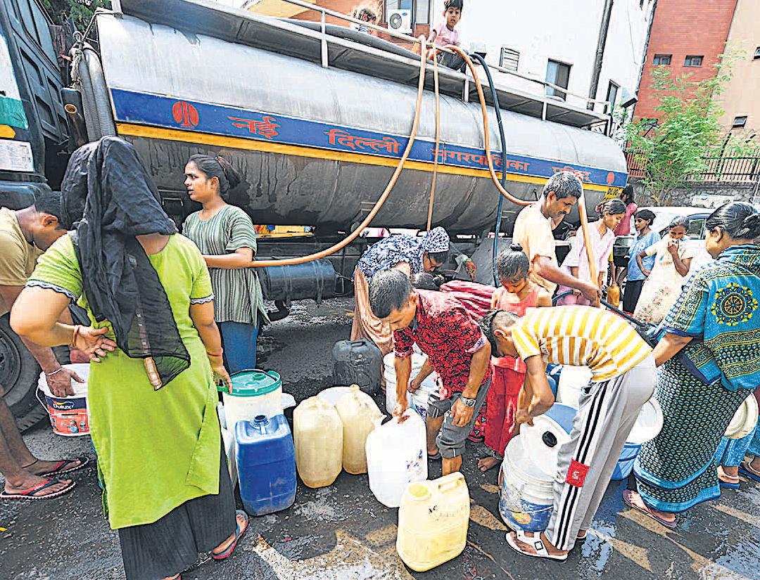 प्राइवेट टैंकर के सहारे प्यास बुझा रहे लोग