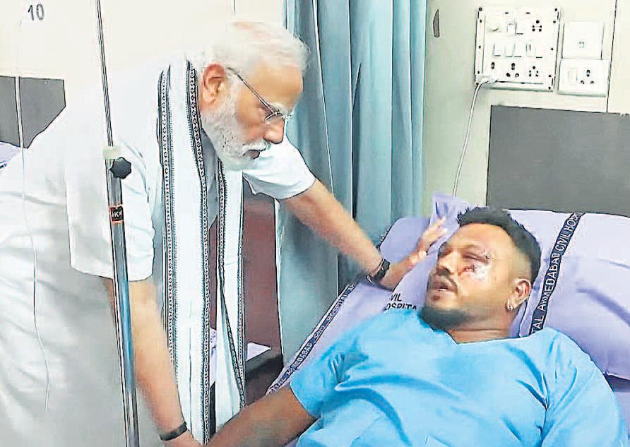 खाक में खोज रहे अपनों के निशान
