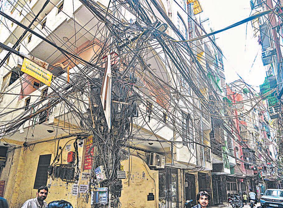 बिजली के खुले तार दुर्घटनाओं को दे रहे दावत