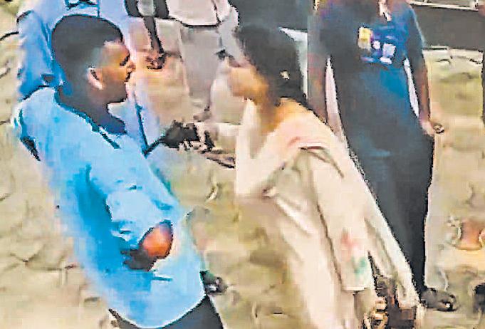 युवती ने सेल्समैन पर पिस्तौल तानी