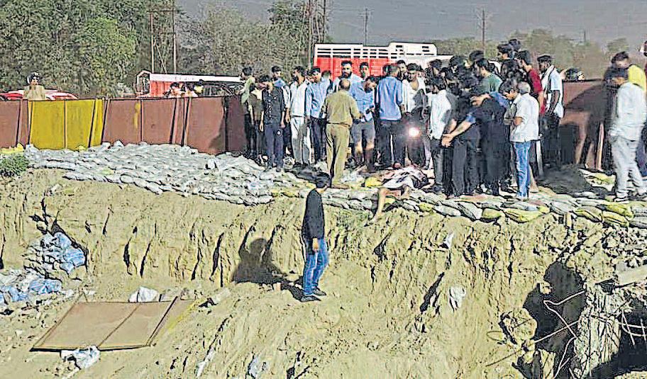 निर्माणाधीन अंडरपास में बाइक गिरी, दो मरे