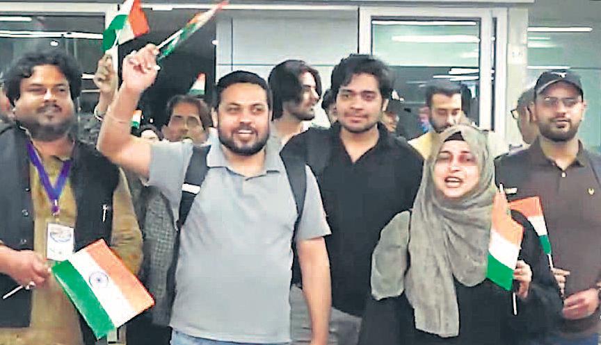 ईरान में फंसे 290 भारतीय छात्र दिल्ली पहुंचे