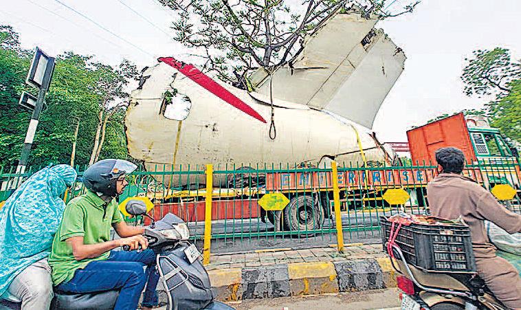 मलबे को हवाई अड्डा लाया जा रहा