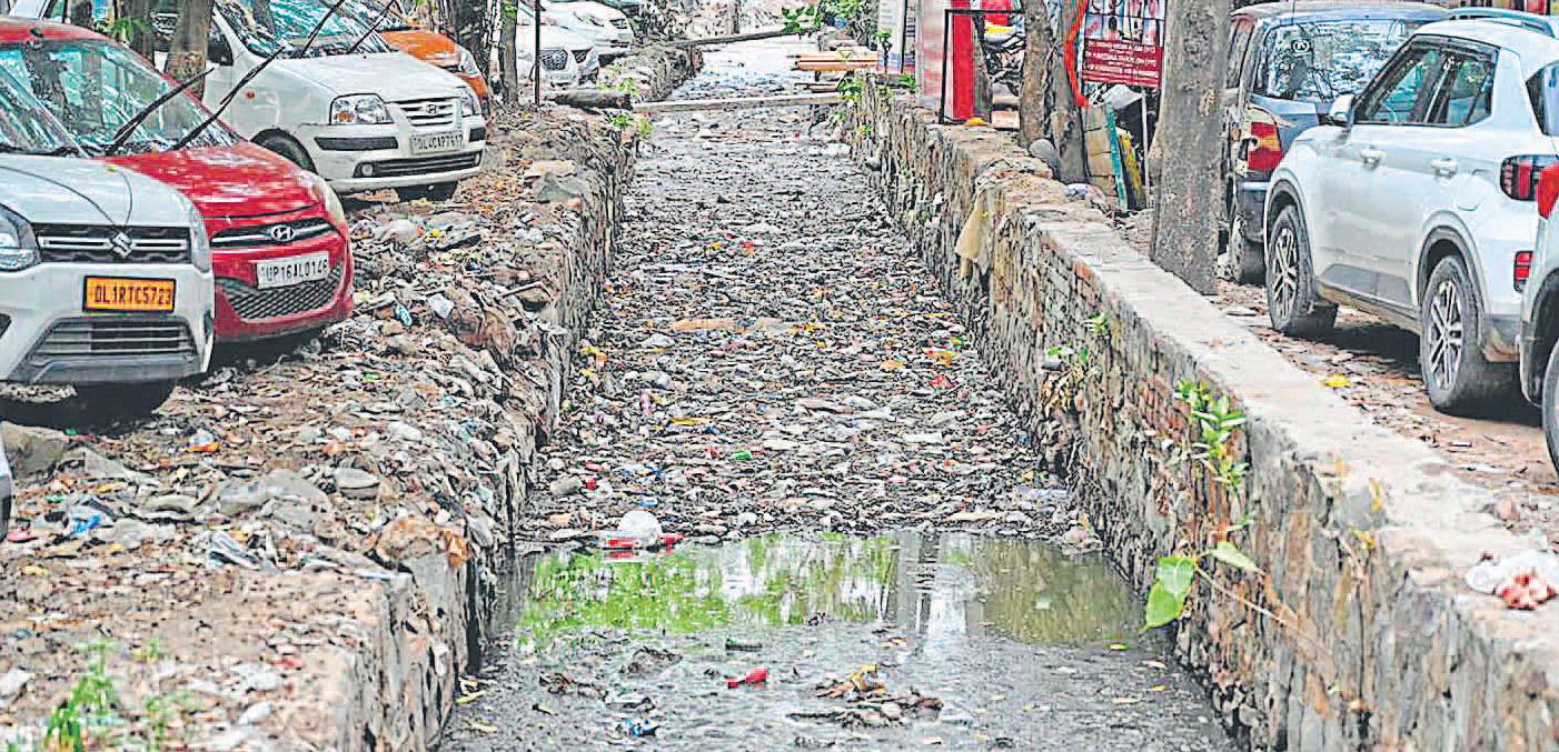 मानसून करीब पर नालों की सफाई अधूरी